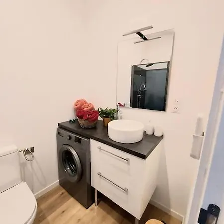 Confort #3, Proche Gare Et Commodites Apartman